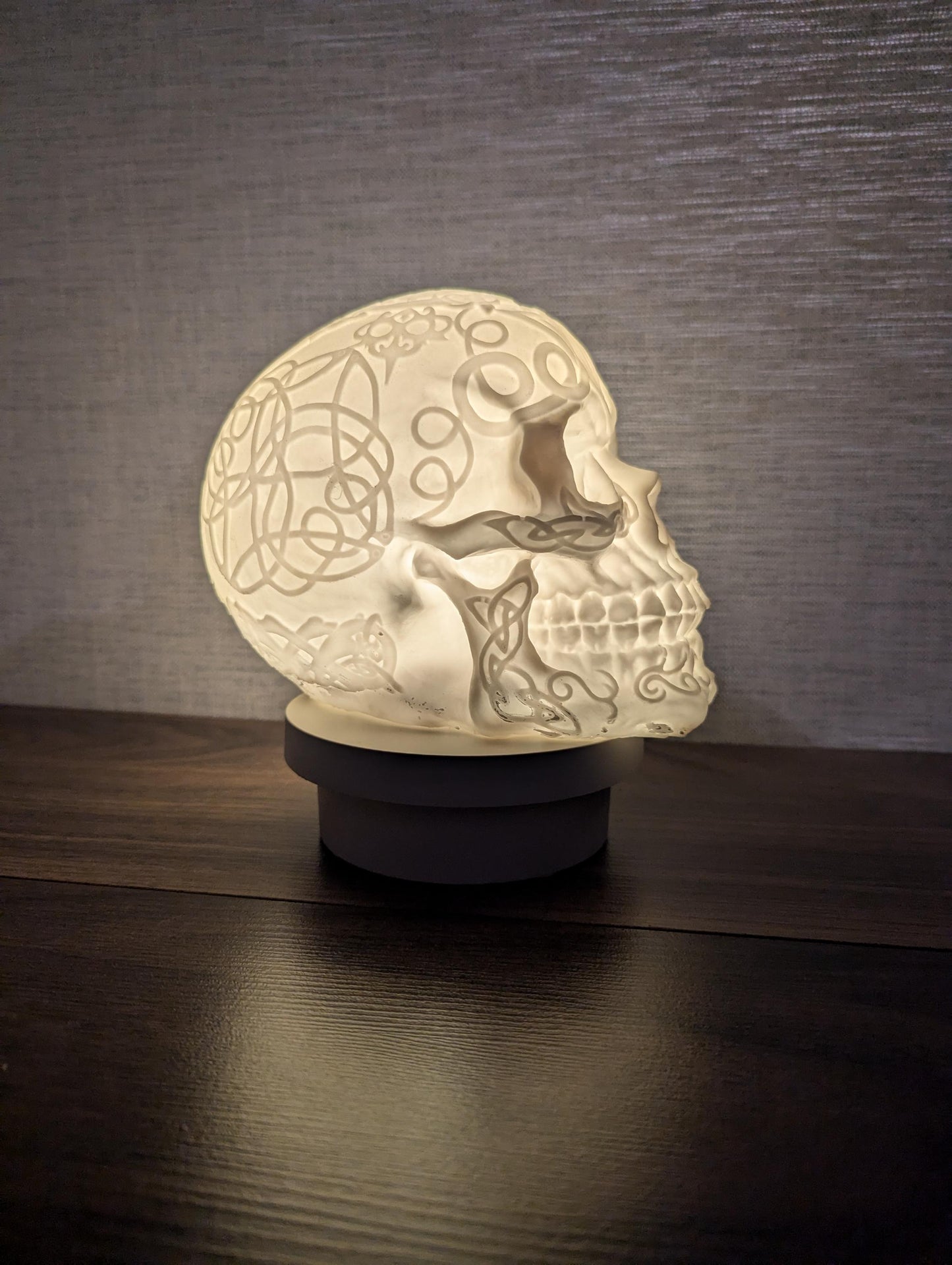 Gothic Skull Table Lamp - Stylish Battery-Operated Lighting