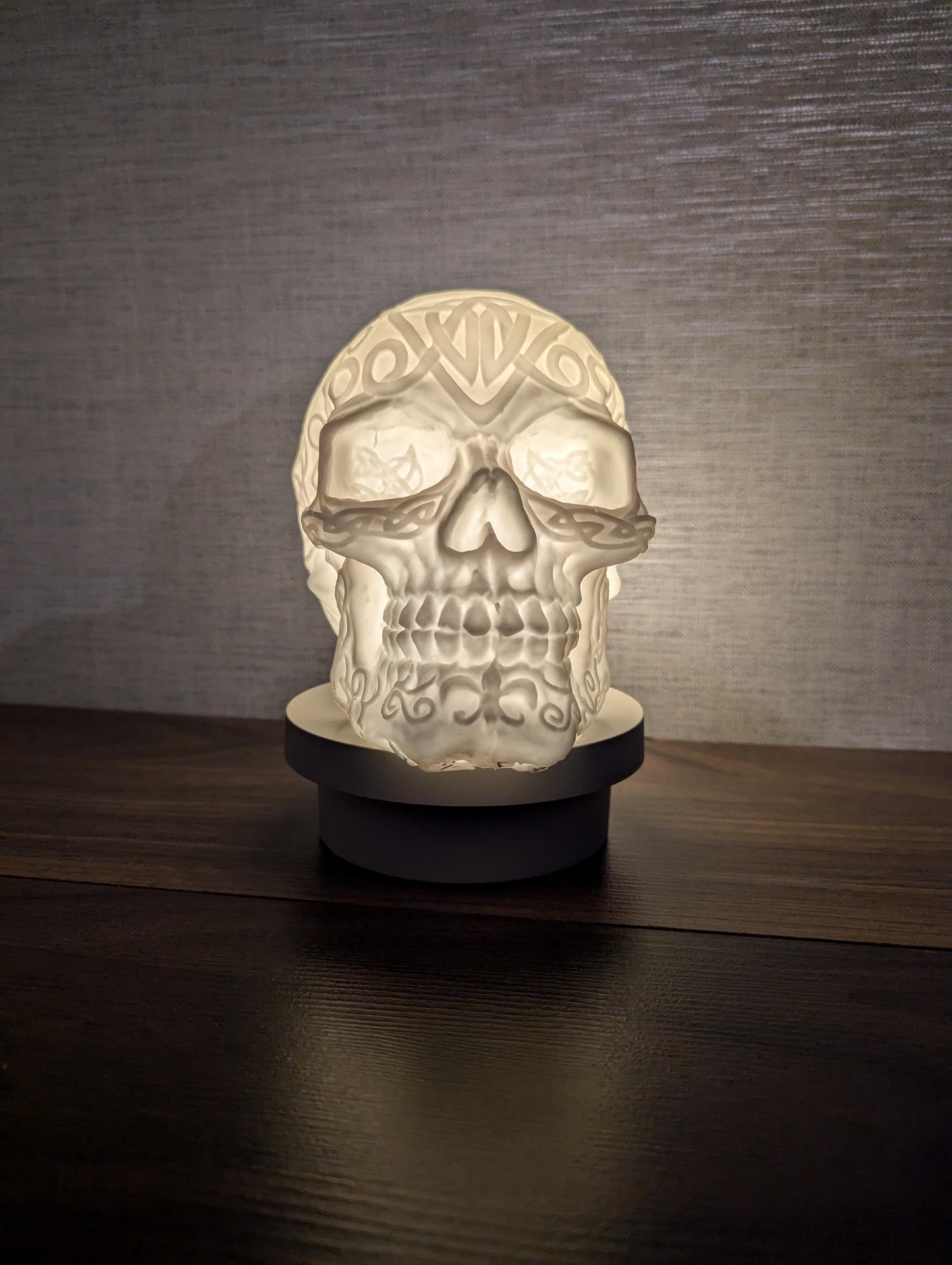 Gothic Skull Table Lamp - Stylish Battery-Operated Lighting