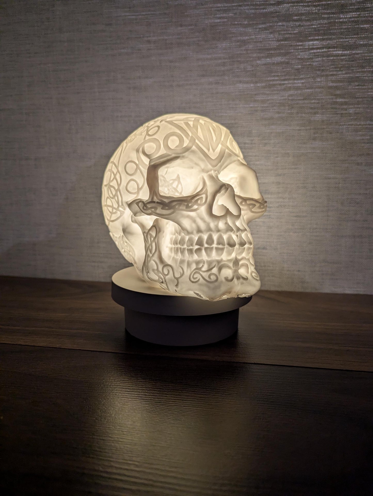 Gothic Skull Table Lamp - Stylish Battery-Operated Lighting