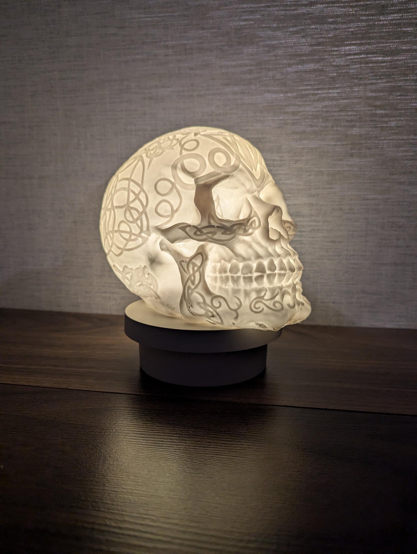 Gothic Skull Table Lamp - Stylish Battery-Operated Lighting